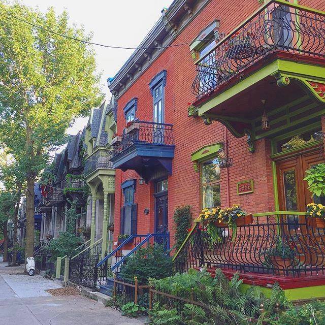 SimonTresim37's tweet photo. Les balcons colorés de Montréal... #BeautéduQuébec 
Photo: kiiellle (Instagram) https://t.co/K8JejjSvBJ