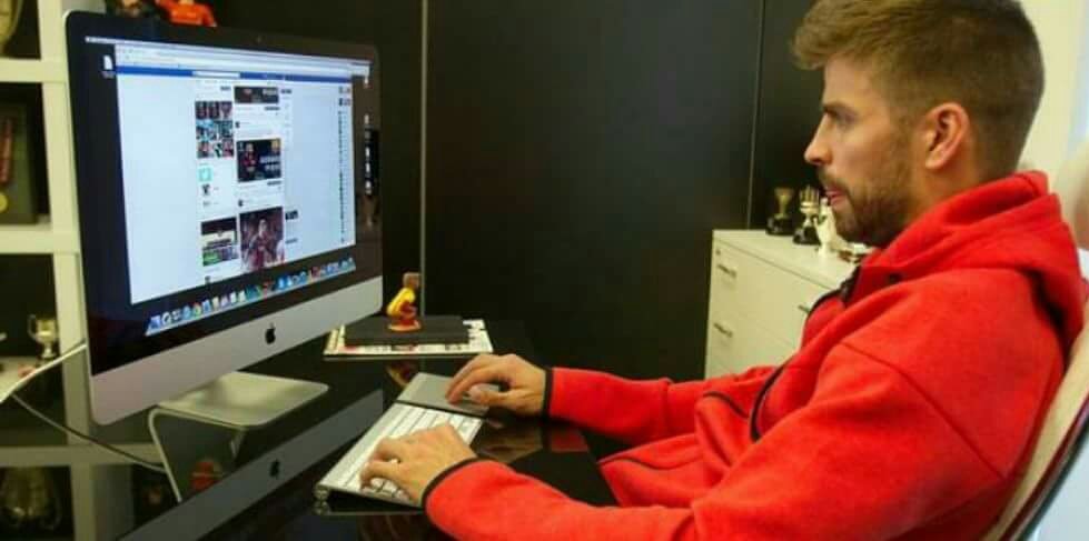 ZolanoSport's tweet photo. Piqué se cansó del bullying sufrido por el "Se queda" y el #FCBHack y se vengó hackeando al Madrid. #RealMadridHack https://t.co/C5rtEvQUj5