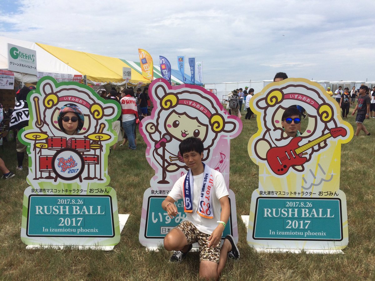 OVER_BOILS's tweet photo. メンバーでRUSH BALLに来ました！
まだまだ夏は終わらない！ https://t.co/ntLPHzb3Yz