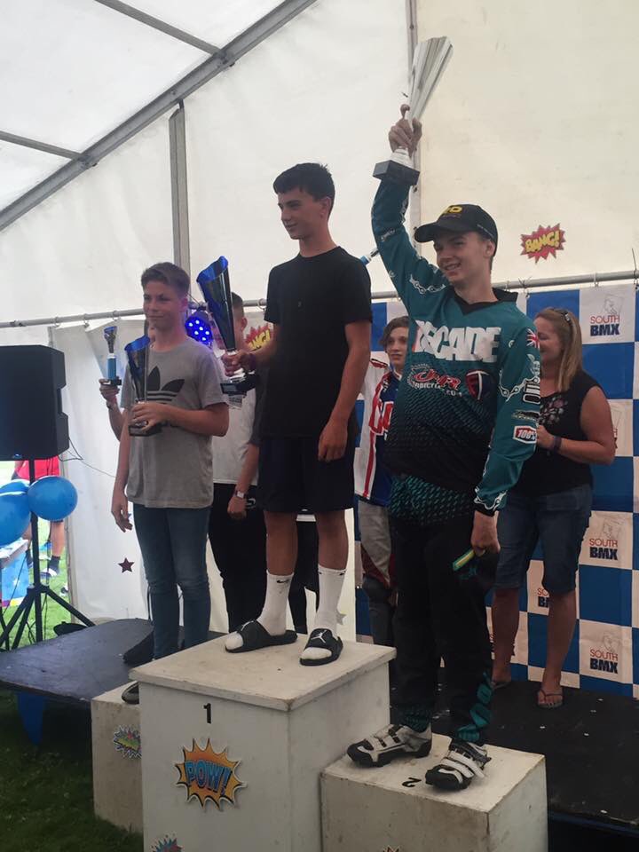 DecadeEuropeFTB's tweet photo. Max Spiers picking up his regional number 2 trophy yesterday, well done. @DecadeEurope @JRBICYCLES @frosystems @Buzz_recruits https://t.co/5SQxvEviTr