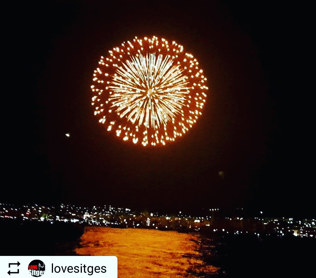 PachaSitges1967's tweet photo. Sitges #lovesitges #pacha #foc #festamajor #castell #sea #beautty #behappy https://t.co/InWdkVDY0E