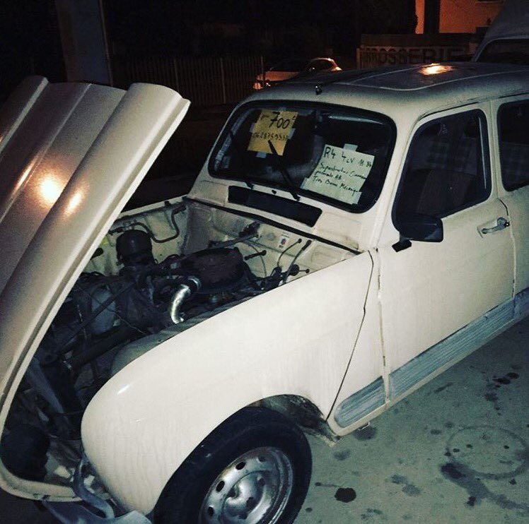 TimonPumbaa4L's tweet photo. Achat de la moche, aussi pourrie que celle de Jacky ! 😂🚗🎤 #4Ltrophy #4Ltrophy2018 #renault #renault4L #Rallye #Raid #Maroc https://t.co/5DCdBh5uvB