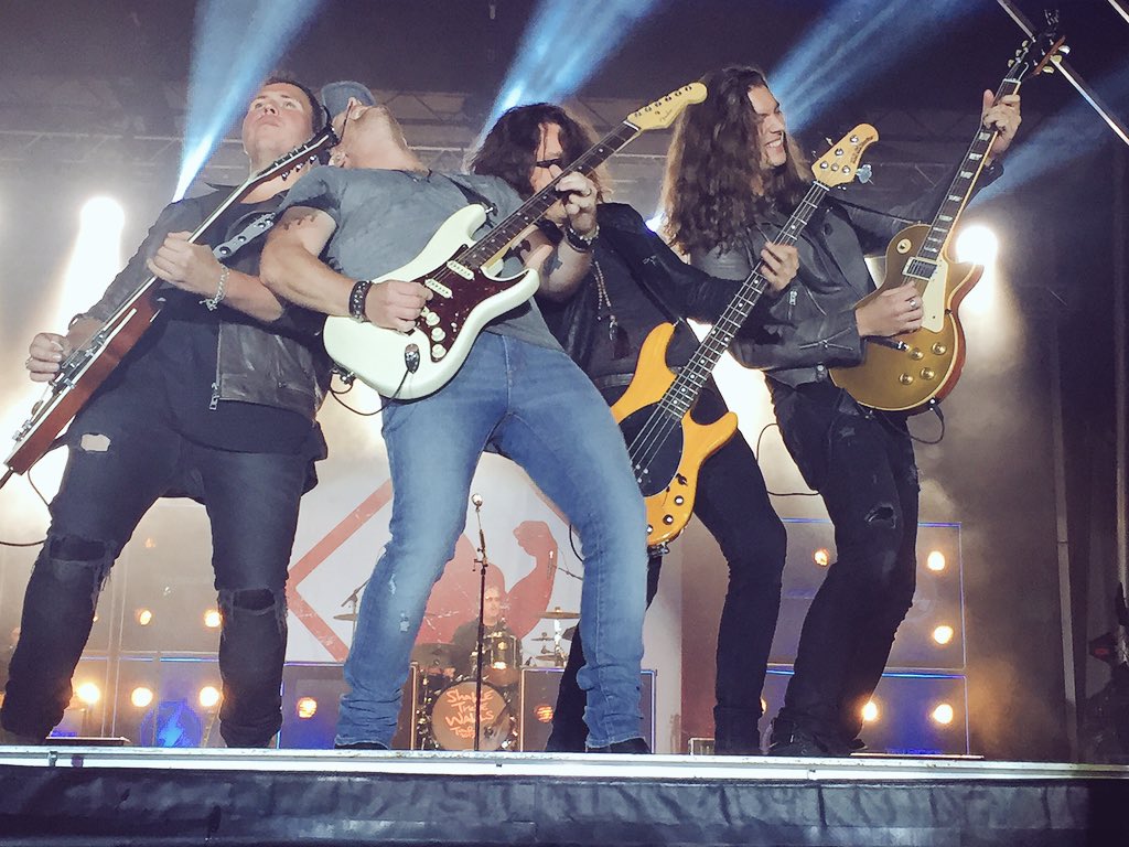 ThrowDownCrew's tweet photo. What. A. Time. At. @LucknowsMITF. π±ππ @timhicksmusic #Lucknow #MITF #TooMuchFun #HellRaisinGoodTime https://t.co/WVU0iwyenM