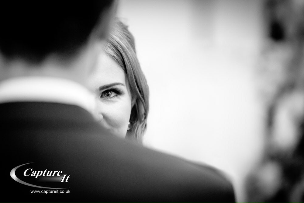 CaptureIt1's tweet image. We love this shot of Sarah &amp;amp; Matt during the ceremony. More on the blog goo.gl/oq8AvC
