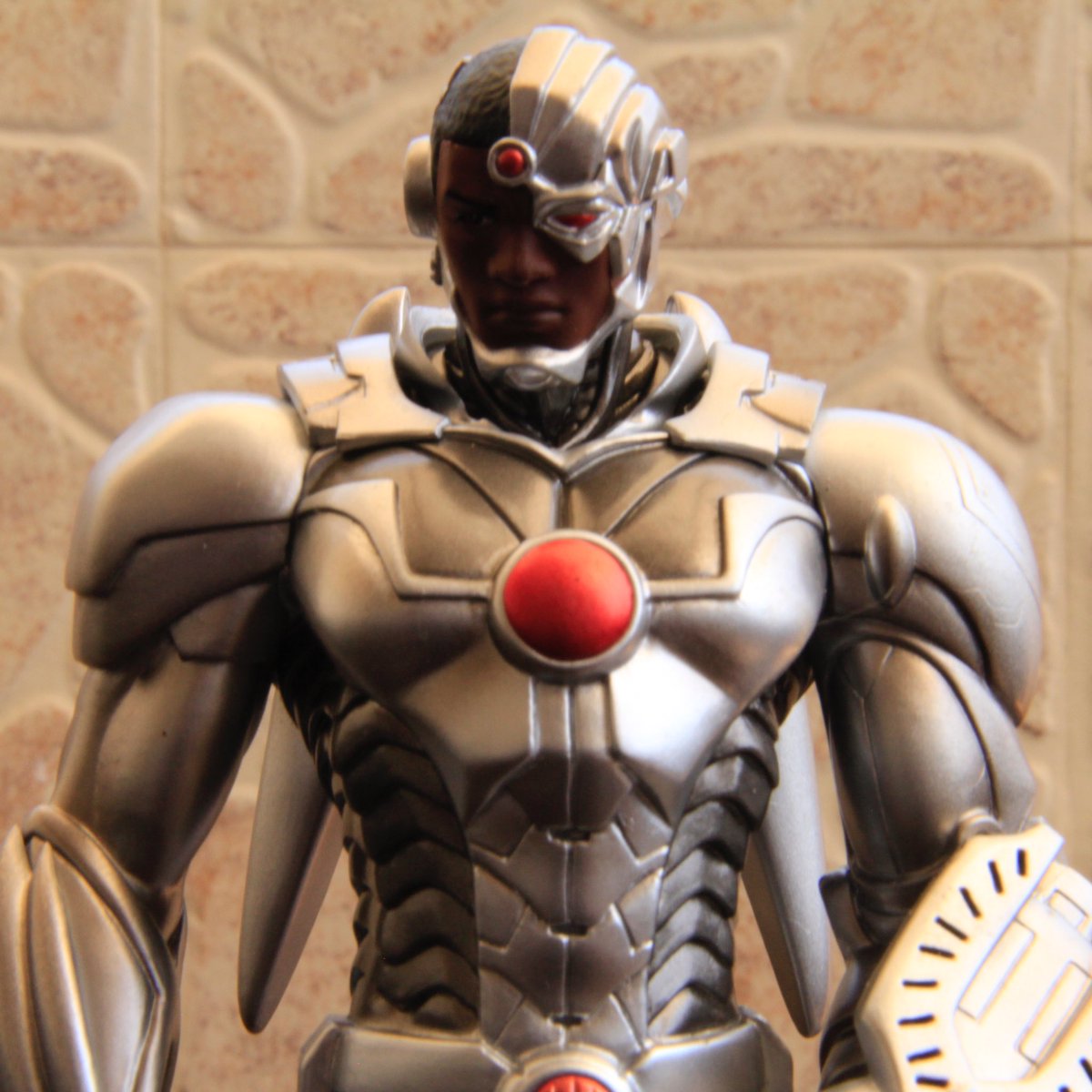 toonslaught's tweet photo. #Cyborg #JLA #UnitetheSeven #Motherbox #DCComics #DCCU #Mumbaitoycollector #toyphotography #toonslaught @koto_official #onetenthscale https://t.co/ZvqHbeNpHK