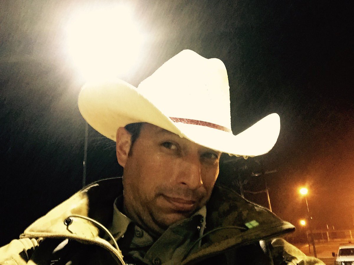 SamFlynn245's tweet photo. Getting a little rainy dwn here, it's like working in a hurricane... oh wait 🤔😂⚫️🔵⚫️ #TEXAS #LEO #Sheriff https://t.co/sAwoqcmHB2