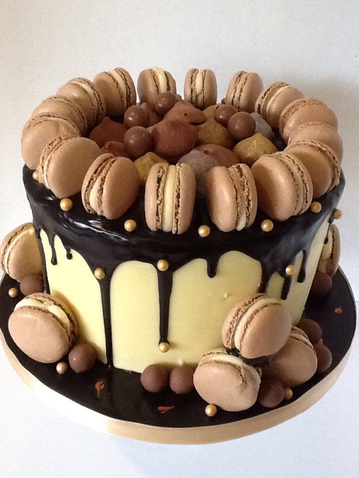 JuliesCakeCraft's tweet photo. Fancy a treat to celebrate #GCSEResultsDay https://t.co/P3UYp2pjOw