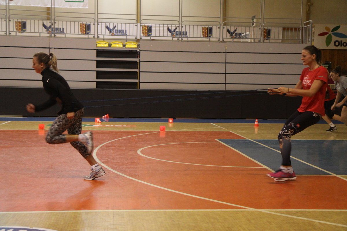 Moderní tréninkové metody si v přípravě na novou sezónu 2017/18 vyzkoušely i naše hráčské opory Katy Weiss (vlevo) a Nina Herelová.