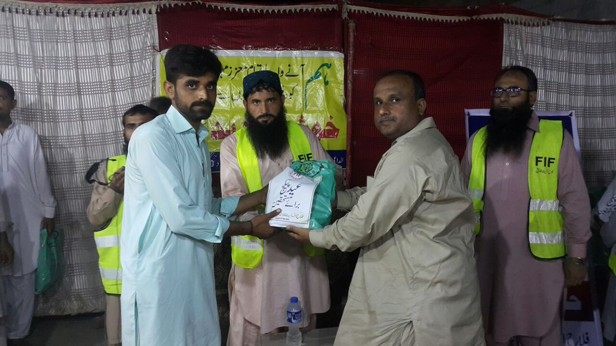 mehfooz_bhai's tweet photo. فلاح انسانیت فاؤنڈیشن حیدرآباد میں تقریب تقسیم عید پیکج مستحقین افراد میں عید گفٹ تقسیم کئے جا رہے ہیں.
#FiFRelief #FiFPakistan #Hyderabad https://t.co/bzBA1gNPyi
