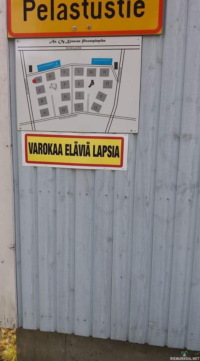 Riemurasia's tweet photo. Varokaa eläviä lapsia https://t.co/WUdJdpfjpr #riemurasia #suomi #huumori #viihde #varoitus #kyltti #lapset https://t.co/RK5Gutvhyl