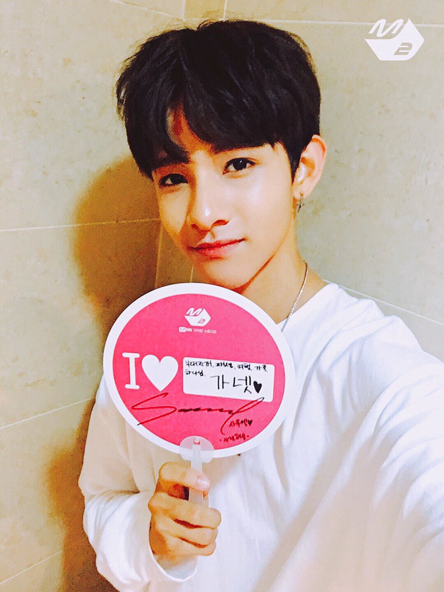M2MPD's tweet photo. [RT이벤트] 사무엘의 #엠투부채 를 받고 싶은 분은 RT!! (~8/31)
#사무엘 #Samuel @bravepunch_
#무엘이가_좋아하는 
#부대지개 #패션 #여행 #가족 #부모님 #하나님 
그리고 #가넷

#Mnet #M2 #엠넷 #엠투 https://t.co/dTbPtZWysN