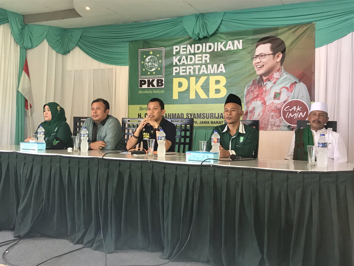 shofie_azzaki's tweet photo. Arahan Sekjend DPP PKB @Kadir_Karding kpd kader DPAC &amp; DPRt PKB di Kec. Margahayu / Kab. Bandung sekaligus m'buka acr #PendidikanKader PKB https://t.co/2HHN53m6fu