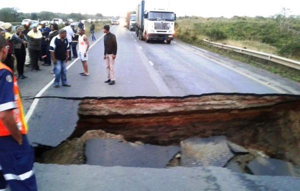 eNCA's tweet photo. [GALLERY] #Empangeni road collapse https://t.co/nEqjQD4677 https://t.co/DwdOT13WHL