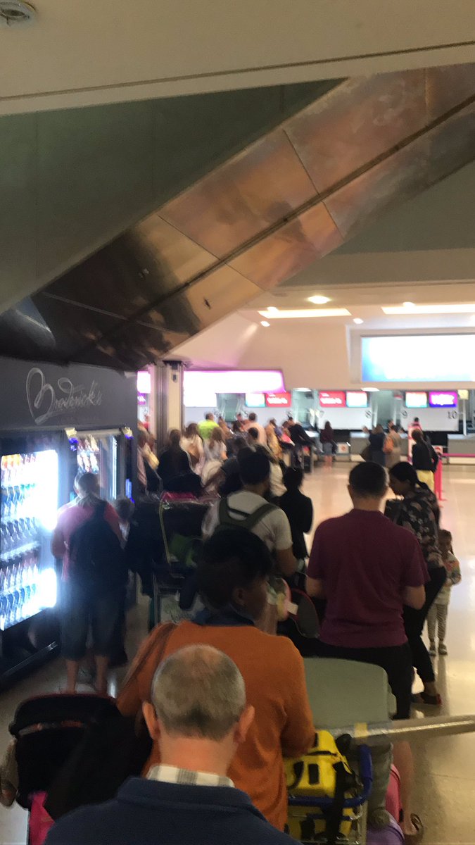 OwainWalters's tweet photo. @Fly_Norwegian the two desk approach needs a rethink. https://t.co/KkVIRq4Pvz