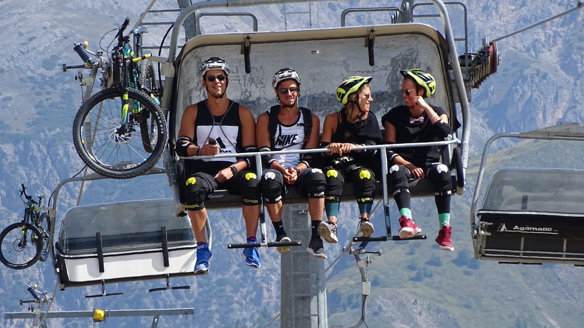 Carosello3000's tweet photo. @Olympics champions need their #mountain #escape too. @mafaldina88 & friends had a #goodtime on the #flowtrails at @Carosello3000 @Livigno. https://t.co/F8JzYN2g9A