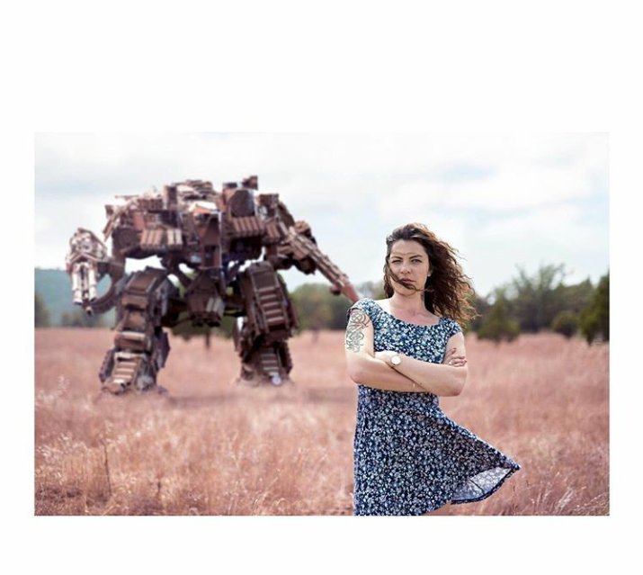 gregoire_frte's tweet photo. Ma soeur à eu son 1er rôle dans le tout dernier volet du #Blockbuster #Transformers #transformer4 intitulé: The Last Knight ..🎬🎥🗺🗽 https://t.co/Es50TPt8nh