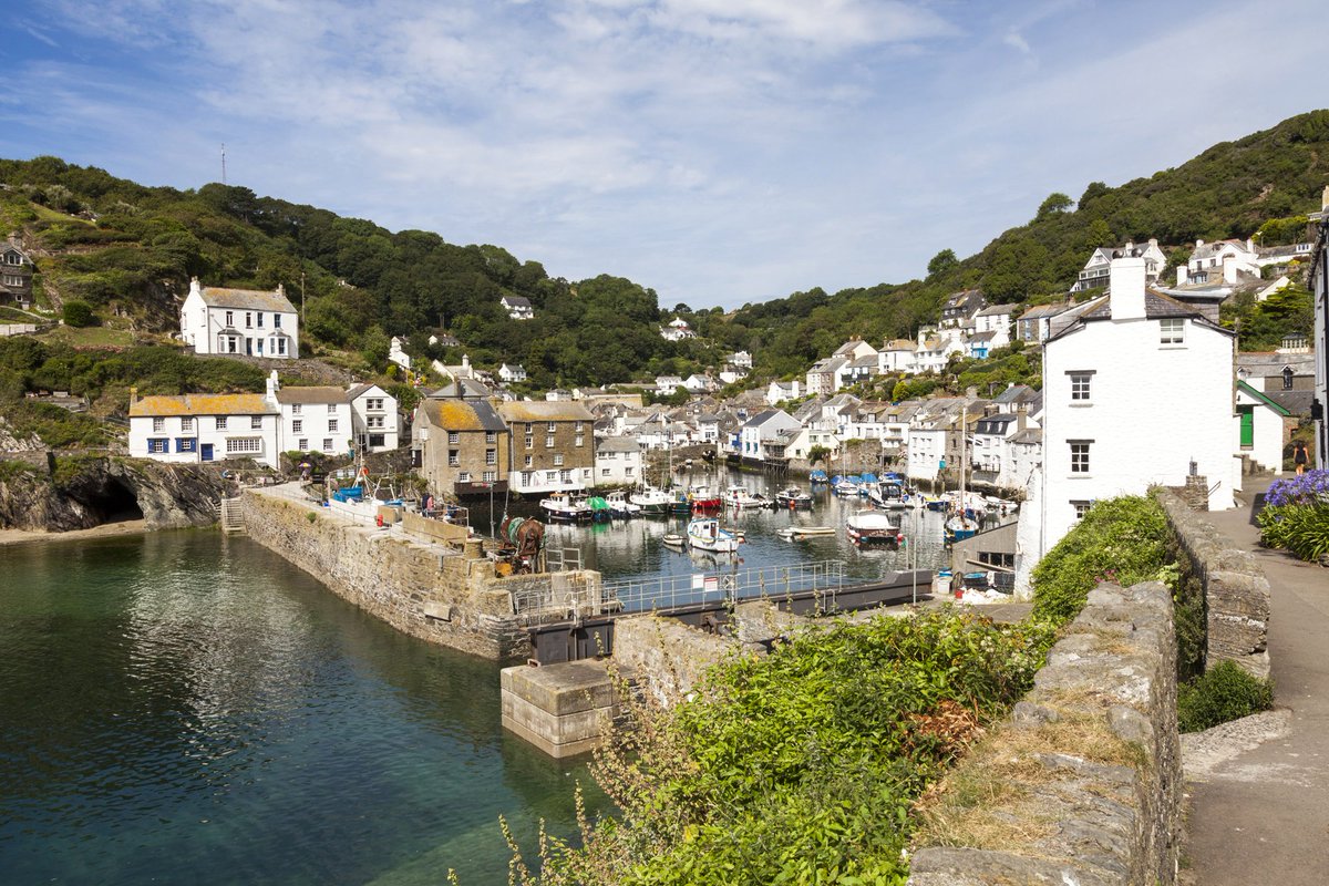 LovingEngland1's tweet photo. The picturesque fishing village of #Polperro #Cornwall https://t.co/QyWGVdemQD