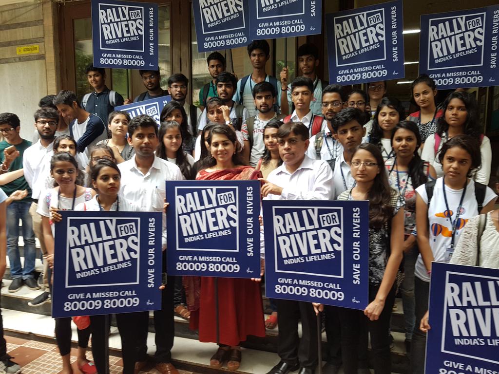 Glad to see young #Mumbaikars turning up in huge nos @ #HRCollege #SouthMumbai to support cause of #RallyForRivers.#YouthPower @SadhguruJV