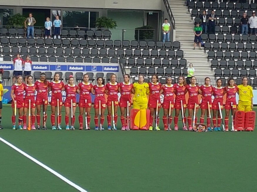 TheMedal1896's tweet photo. ¡5º PUESTO!
La @AbsolutaFem vence por 7-2 a 🇮🇪 y consigue el 5º puesto de este Europeo
#RedSicks #ECH2017 
📸> @eurohockeyorg https://t.co/ojyhBcbSj3