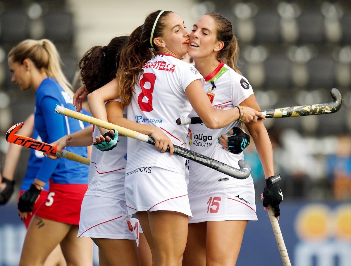 TheMedal1896's tweet photo. ¡5º PUESTO!
La @AbsolutaFem vence por 7-2 a 🇮🇪 y consigue el 5º puesto de este Europeo
#RedSicks #ECH2017 
📸> @eurohockeyorg https://t.co/ojyhBcbSj3