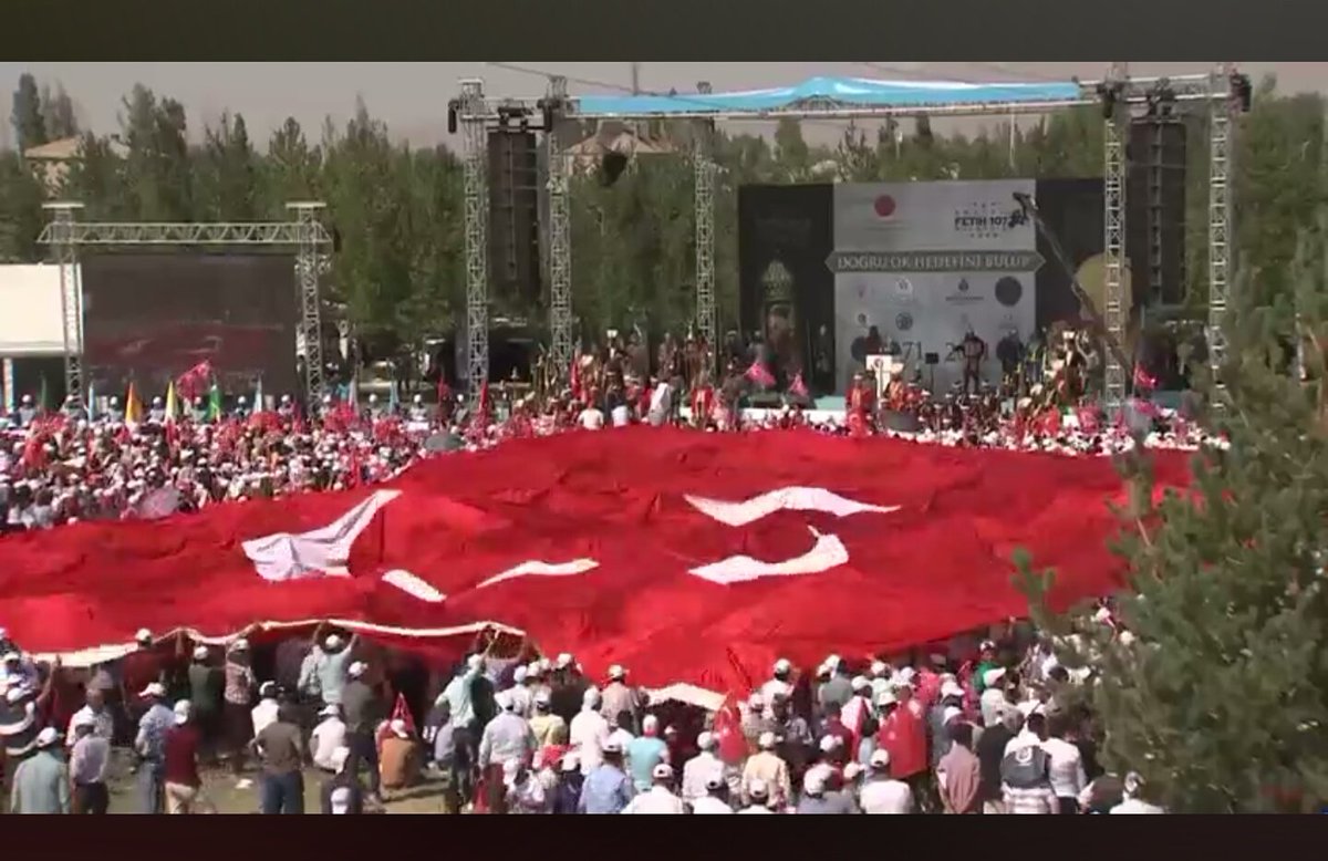 1Egeli's tweet photo. Cumhurbaşkanımız Sn. R.T.ERDOĞAN: Türkiye artık ayağa kalkmıştır!
@yarasa37 @orhan_sancaktar @1Egeli @OnenSelim @mrtdlk   #26Ağustos1071 https://t.co/GHKcwWqkeB