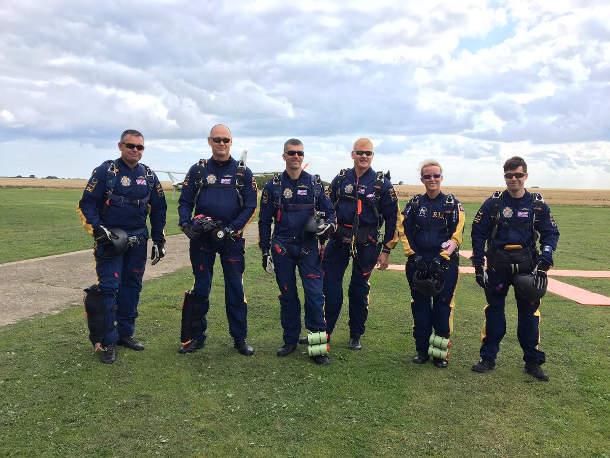 SkydiveGB's tweet image. Are you ready, @yorkracecourse? RLC Silver Stars have just set off for their demo jump. They'll see you soon! 😁