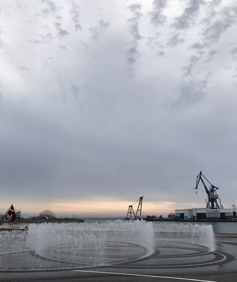 AnnePeddersen's tweet photo. #morninglight #watersculpture #jeppehein #harbour #morgenlys #springvand #aarhushavn #aarhus2017 #åbenhavn https://t.co/5NPew9EuAZ