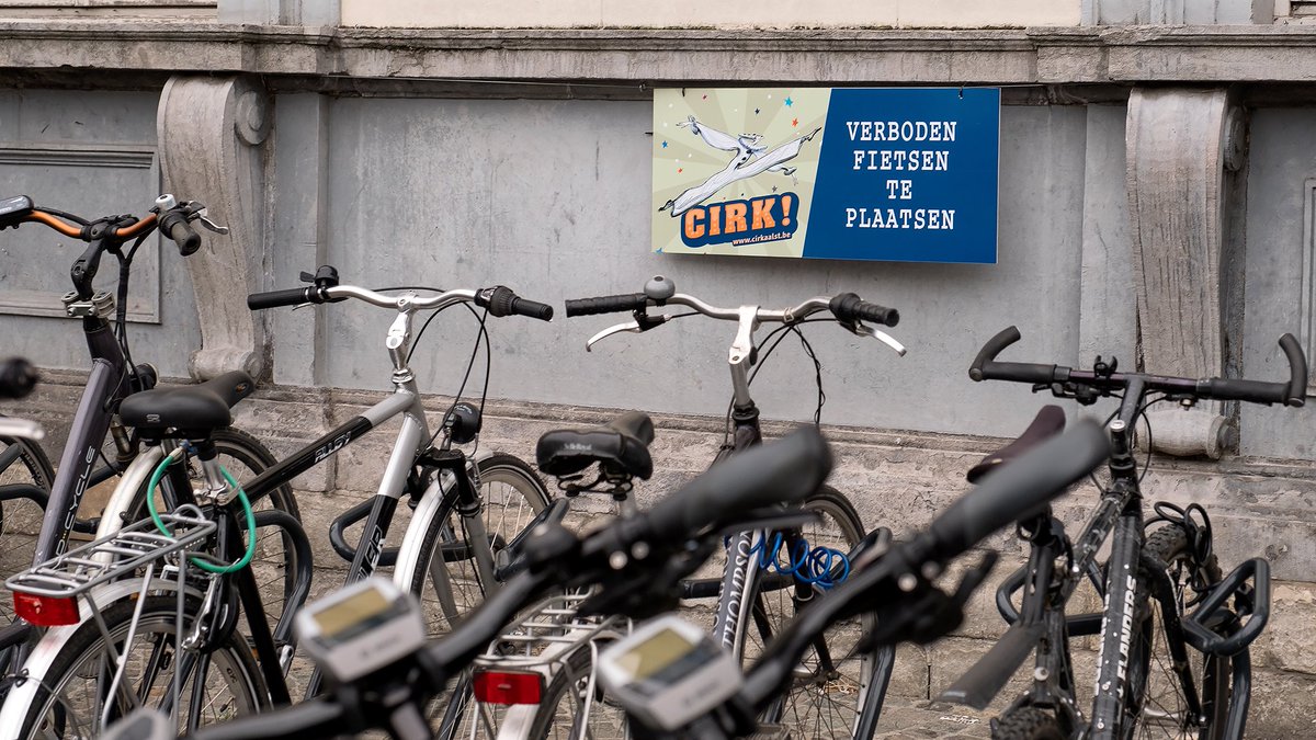 Cirkaalst's tweet photo. Door #cirk17 voorstellingen vragen we je fiets niet op de Grote Markt #aalst te parkeren. Op de Pupillen is er een gratis bewaakte stalling. https://t.co/rsu4OVSwzQ