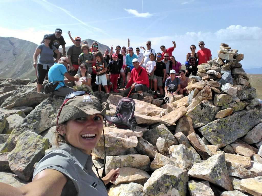 AramonCerler's tweet photo. Cantidad de #montañeros en el pico Cerler hoy para despedir la temporada de #excursionesguiadas! Enhorabuena amig@s!! #veranoCerler https://t.co/2CLkT7J2OP