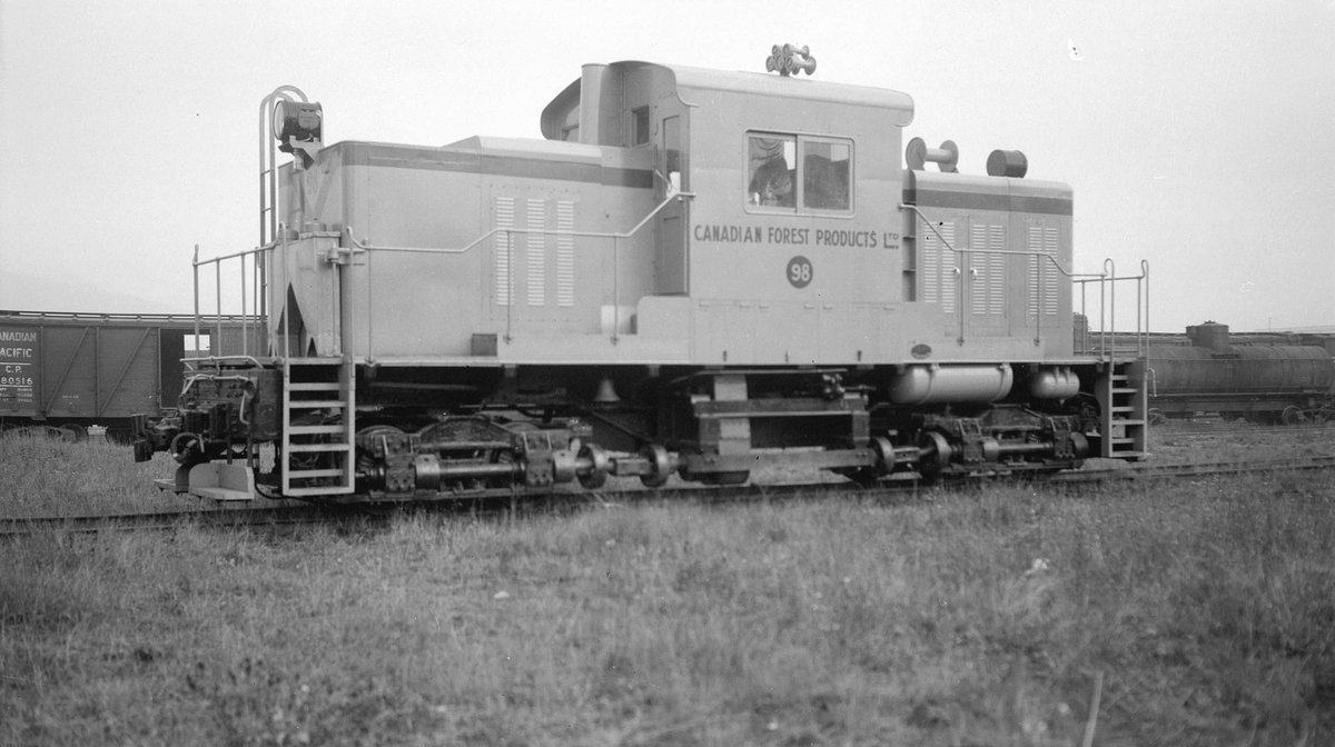 だあびい Twitter Da 日本の蒸機改造内燃機関車は地方私鉄に結構あるけど 台枠や動輪の流用止まりで蒸機の面影は無いものが多いけど この拾い物の画像のこはシェイギヤードロコの面影まんま残ってる