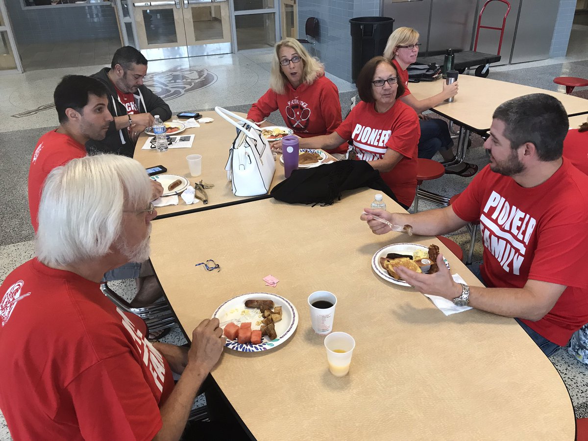 draetown's tweet photo. Thank you @HDCSouthbridge @EsteBecky8 for blessing our staff with a awesome breakfast! #pioneerfamily Fueled up, and ready to do!! https://t.co/Xw738XrqTe