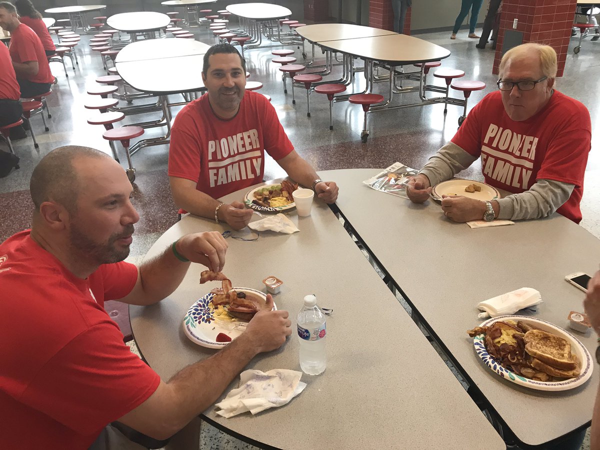draetown's tweet photo. Thank you @HDCSouthbridge @EsteBecky8 for blessing our staff with a awesome breakfast! #pioneerfamily Fueled up, and ready to do!! https://t.co/Xw738XrqTe