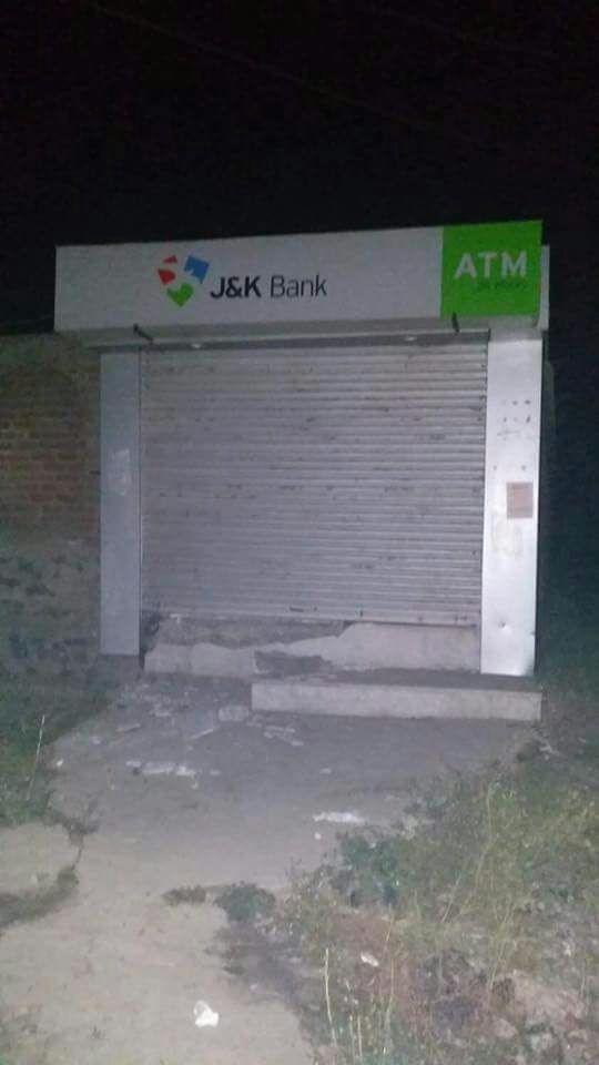KashmirSpector's tweet photo. An unsuccessful attempt to loot ATM of #Jammu and #Kashmir Bank (JKB) at Umar-Hair, Bachpora, #Srinagar during the night of Aug 25 https://t.co/j2pmcTMjbh