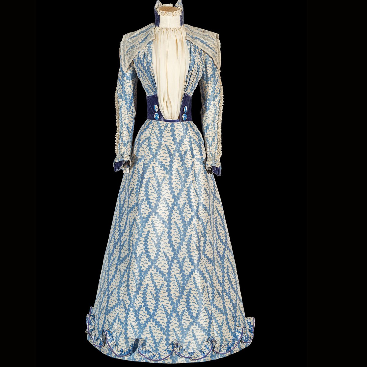 sisi_museum's tweet photo. Für ihre Aufenthalte auf der griechischen Insel Korfu wählte Elisabeth leichte Seidenkleider für ihre Garderobe. #sisimuseum #elisabeth https://t.co/PAYmDcFUWX
