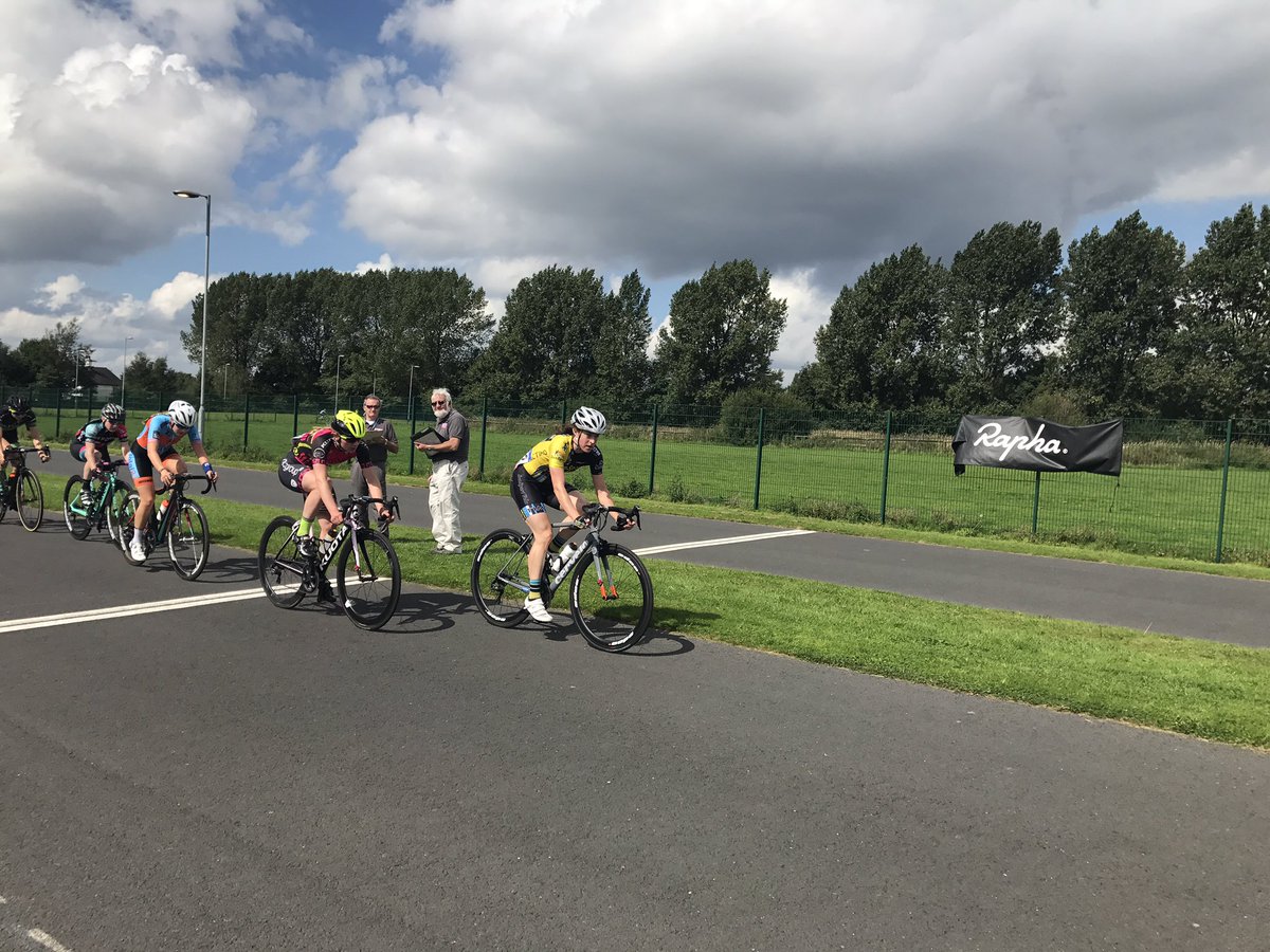 22 laps to go and  <a href="/SeonaidThompson/">Seonaid Thompson</a> applying the pressure ! It's ferocious 💪💪💪