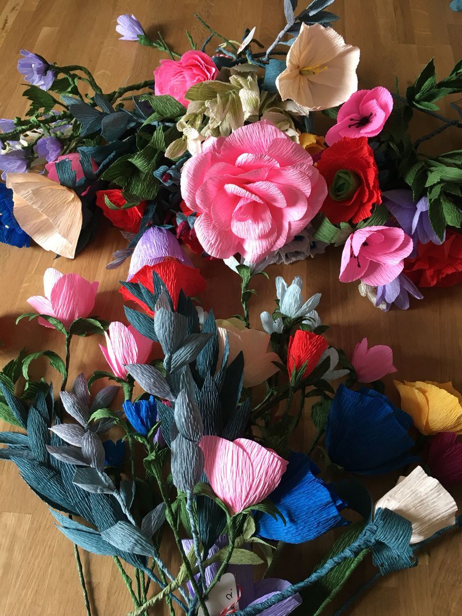 littlepapervee's tweet photo. My wedding flowers are coming along. Not much of a theme as you can probably tell 🙈 #crepepaperflowers #weekendmakes https://t.co/WV3jGFpzaN