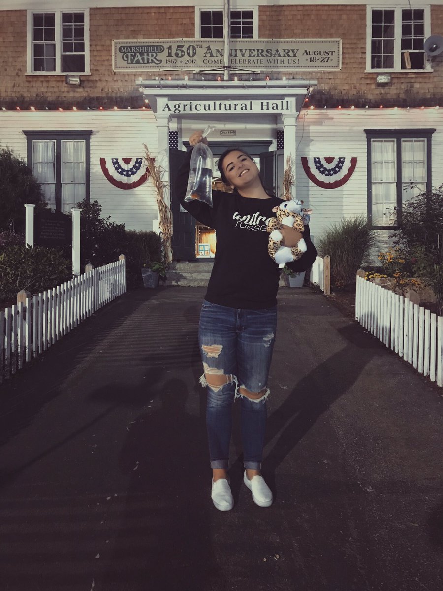 npinheiro98's tweet photo. My fish just recently died that I had for like 2 years... BUT I won one at the fair!🐠#ripshakers https://t.co/5OCOhscav7