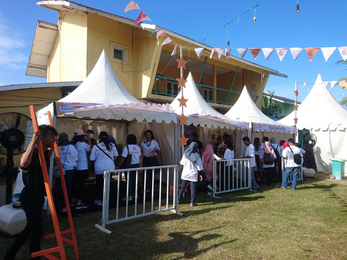 danamon's tweet photo. Akhirnyaa sampai di #stage61 Balikpapan. Danamoners mulai asyik menikmati permainan di booth & foto2 di spot foto yg keren2. #HUt61Danamon https://t.co/hicjR5wJLV