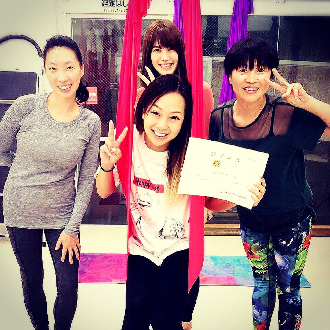 Fumi On Twitter エアリアルヨガ二級取得 普通のヨガとは違い 布を使うことで 自力よりもストレッチを深める事ができ さらに全身の筋肉を使うので難易度高 Mana先生 皆様 ありがとうございました エアリアルヨガ 日本エアリアル協会 日本エアリアルヨガ