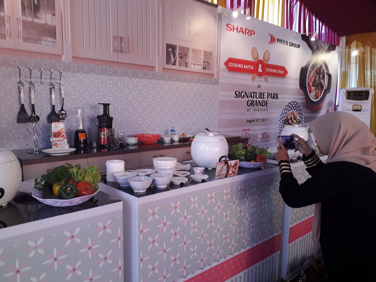 sharpindonesia's tweet image. Para peserta #SharpCookingClub Cooking Battle dan Cooking demo di Signature Park Grande #PikkoGroup sudah bersiap nih. 😄