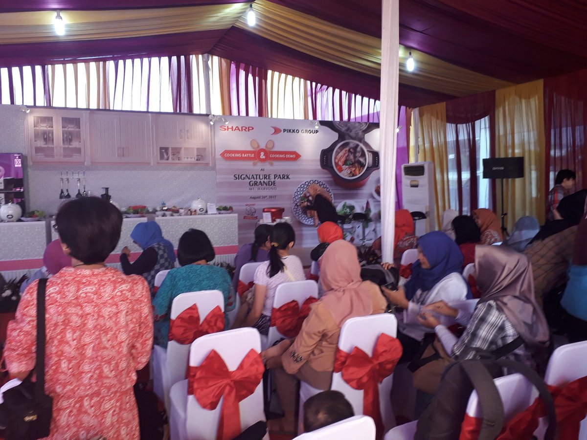 sharpindonesia's tweet image. Para peserta #SharpCookingClub Cooking Battle dan Cooking demo di Signature Park Grande #PikkoGroup sudah bersiap nih. 😄