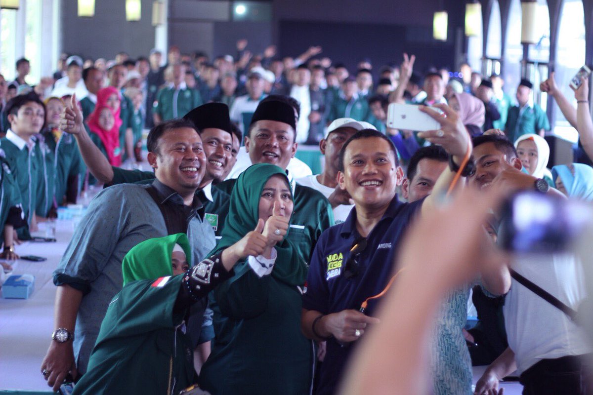 shofie_azzaki's tweet photo. Sekjend DPP PKB @Kadir_Karding @CucunA44 Ketum DKN GardaBangsa &amp; @DanielJohanw selfi brsm peserta #PendidikanKader DPAC/DPRt PKB Kab.Bandung https://t.co/strjs67WfV