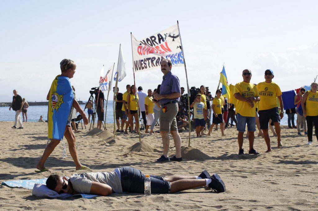 tourslovers's tweet photo. Barcelona Residents Mount Beach Protest Against Overtourism
https://t.co/naN5VsSfWS https://t.co/cGJ82p3oBh