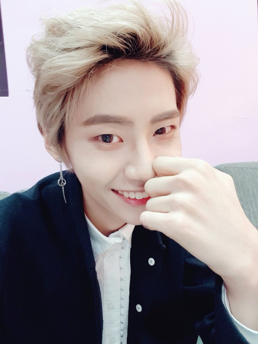 UP10TION's tweet photo. [#웨이] 🦁💛😗 https://t.co/QS0mXuzKkT