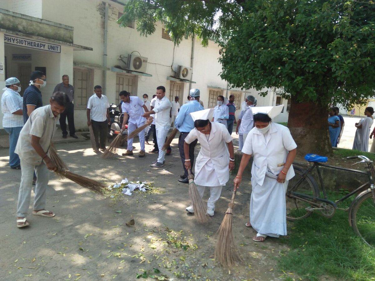 <a href="/RailMinIndia/">Ministry of Railways</a>  <a href="/serailwaykol/">South Eastern Railway</a>  सफाई अभियान के तहत चक्रधरपुर मंडल अस्पताल के कर्मियों के द्वारा  अस्पताल और परिसर की सफाई के लिए श्रमदान दिया