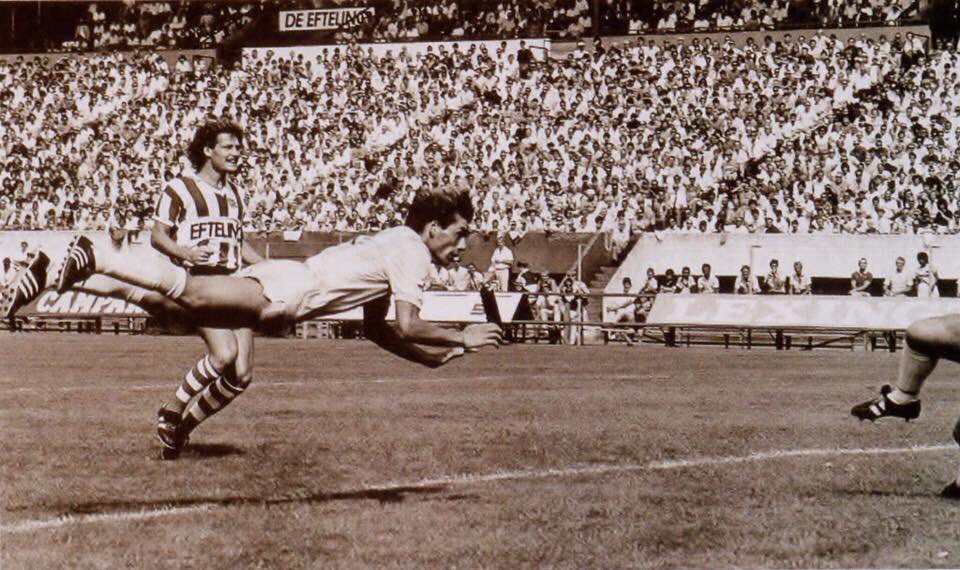 OldFootball11's tweet photo. #SpartaRotterdam v #Ajax 2-5 #eredivisie 1984/85
#RobDeWit scores with a header.
#spaaja #BebBakhuys https://t.co/FAfkKm9lXz