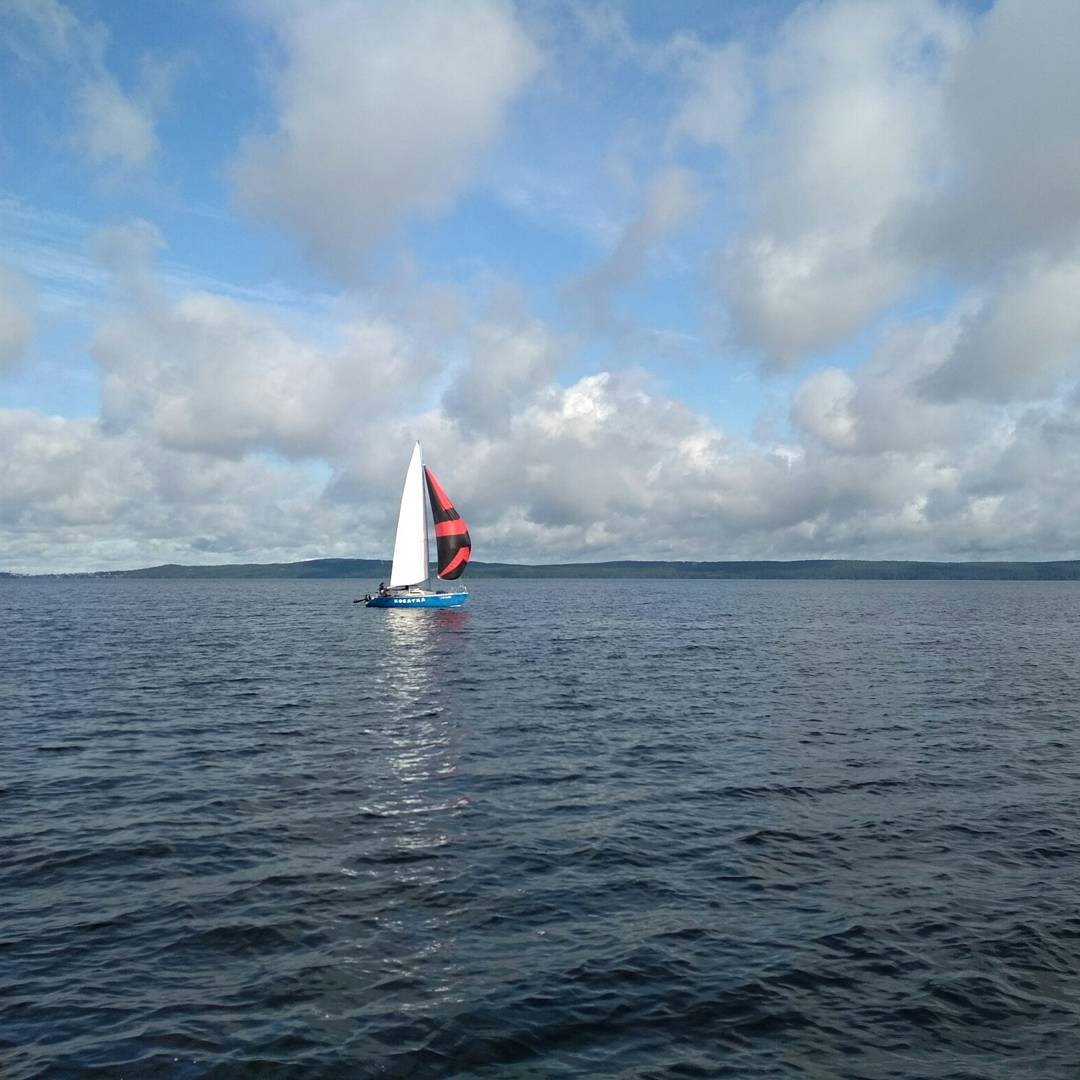 kfps_freewind's tweet photo. Отличная погода.  Прощаемся с летом. Кто под парусом,  а я к сожалению под мотором. https://t.co/lDDpPECkyB