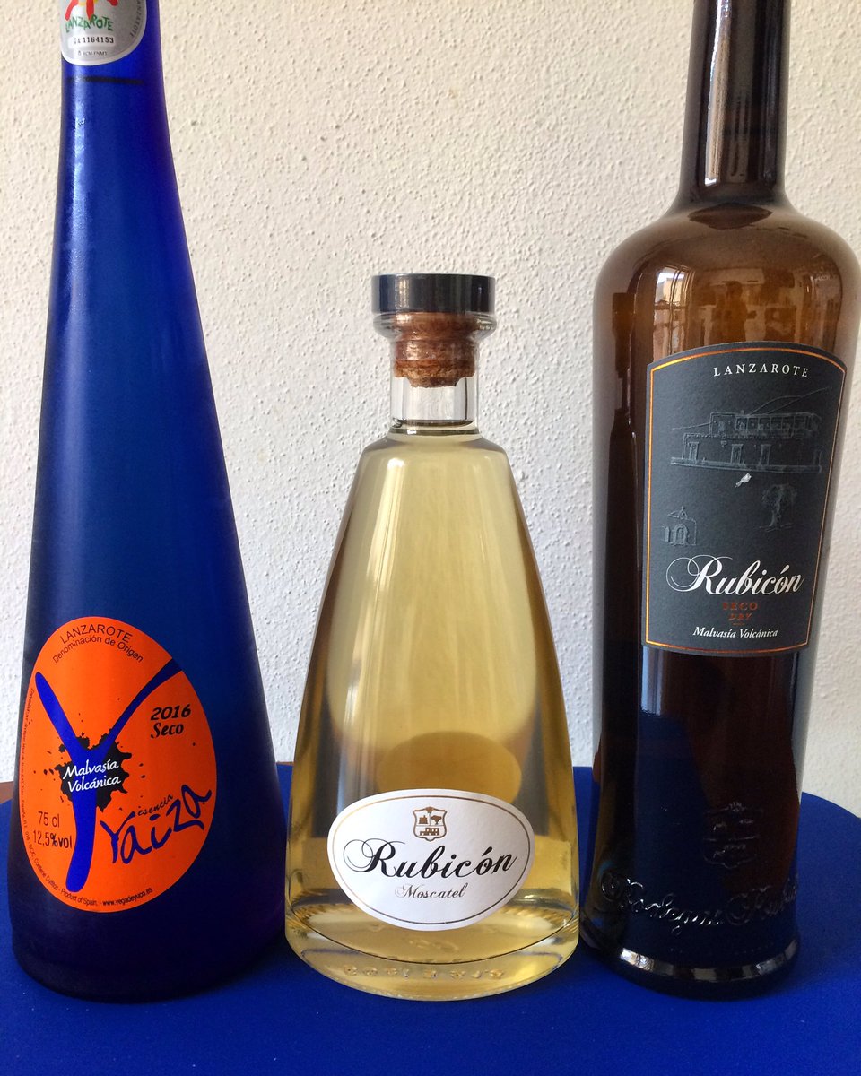 Una peculiarità dei vini delle Canarie: bottiglie originali e molto belle #moscatel #malvasiavolcanica <a href="/bodegasrubicon/">Bodegas Rubicón</a>