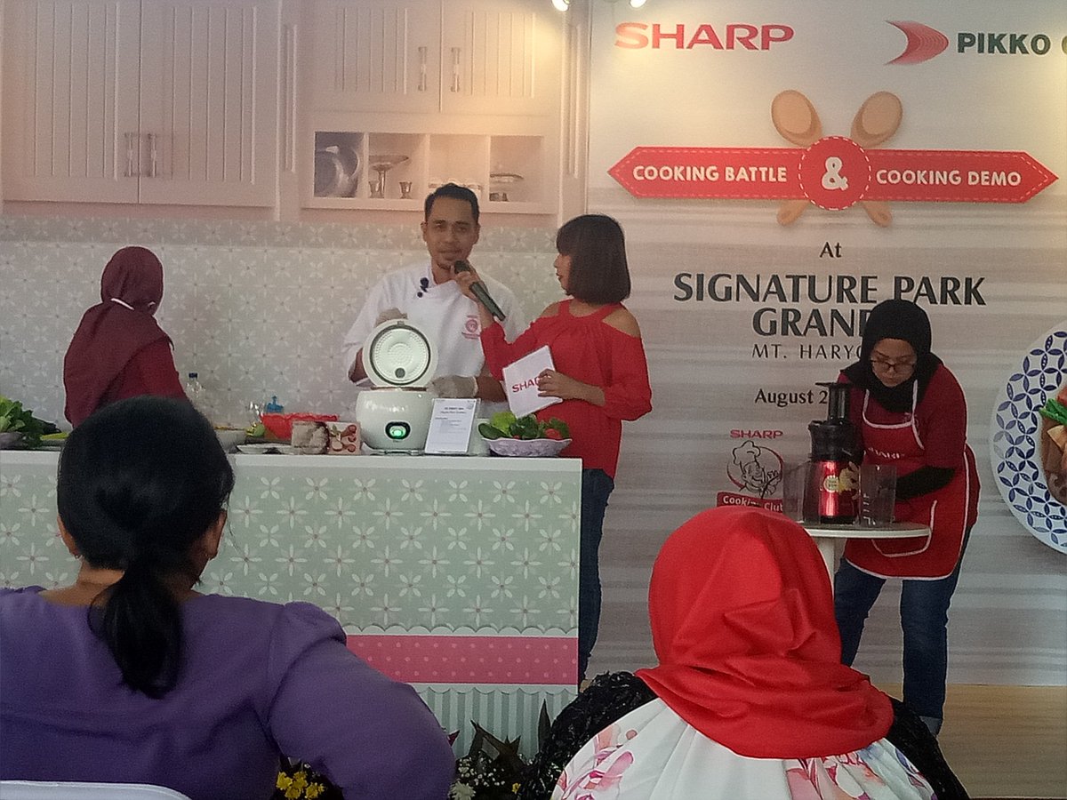 wawaraji's tweet image. Chef Deny Gumilang Master Chef Indonesia masak pakai alat canggihnya Sharp nih ngileerr Apple Cooker nya @seidcookingclub #sharpcookingclub