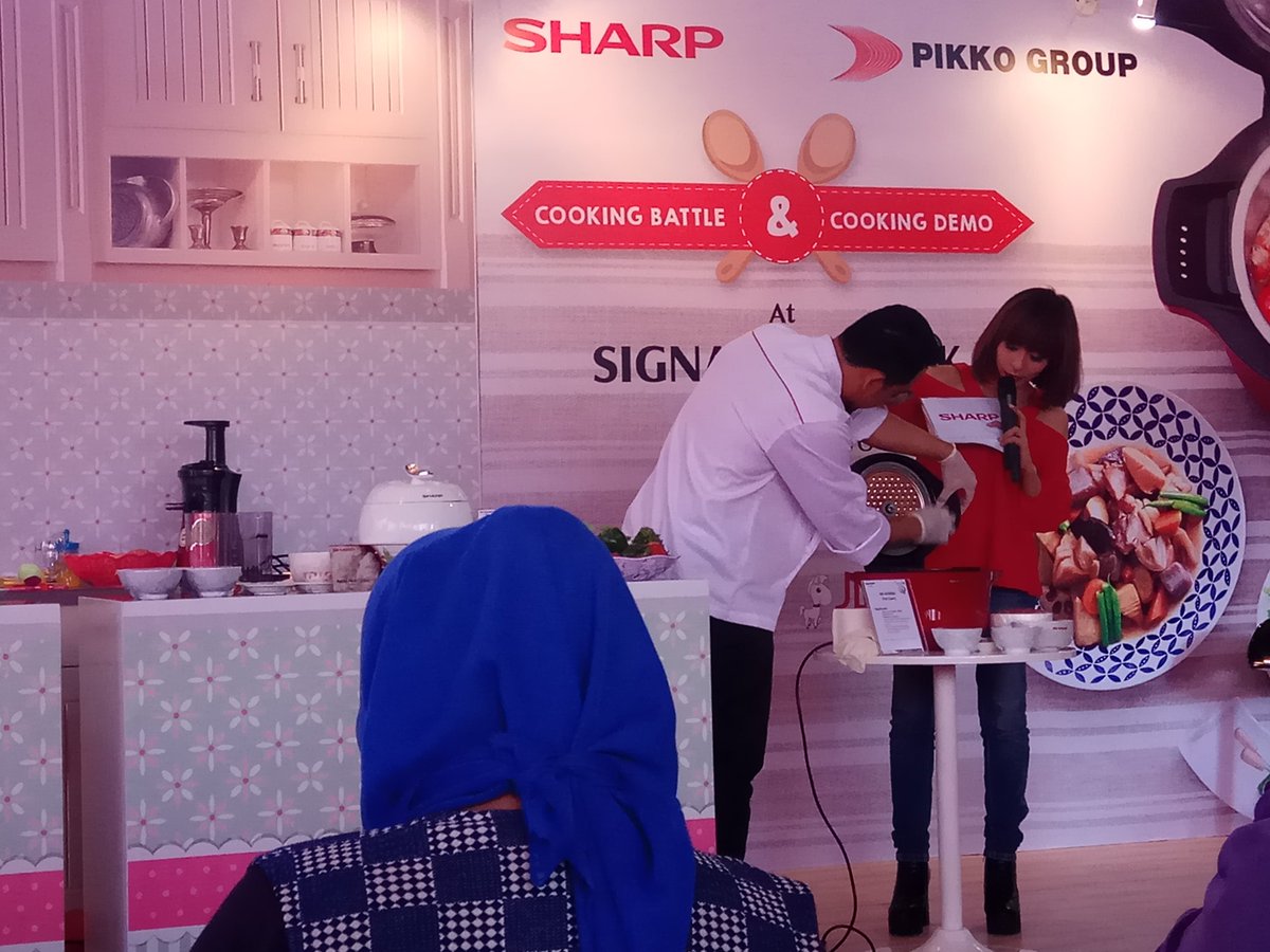 sallyfauzi's tweet image. Chef Deny, mendemokan cara penggunaan Helcio Automatic Cookware @sharpcookingclub
@signatureparkgrande
@pikkogroup
#sharpcookingclub